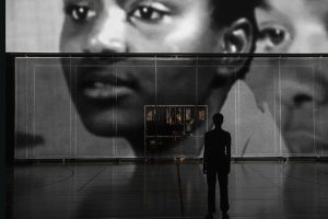 « Un discours audacieux, nécessaire, et poétique dans un moment de théâtre envoûtant »