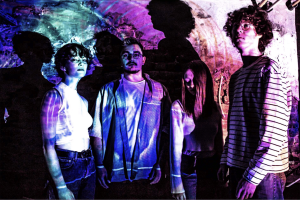 « Les guitares sont tantôt aériennes, tantôt saturées »