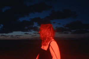 « Une voix atypique capable de métamorphoser la tristesse en des compositions d’une puissante beauté »