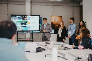 « Une expérience enrichissante qui permet aux jeunes de voir l’impact direct de leur travail dans un cadre professionnel »