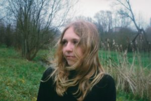 « La musique est une thérapie : je transforme mes émotions en chansons »