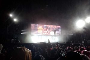 « Son second degré et son sens de la fête débridé »