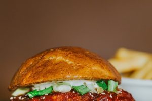 Ne dites plus Huggy’s Bar mais tout simplement HUGGYS