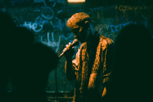 « Deux artistes qui explorent au-delà de la binarité de genre et qui se jouent des codes dans leur musique »