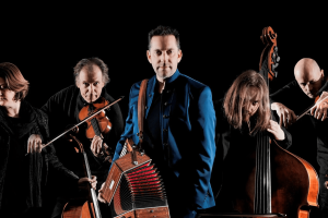 « Un voyage surprenant, tendre et festif, pimenté par les anecdotes savoureuses d’une vie de musicien »