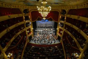 « Invité à diriger une production d’opéra sur notre scène dans une prochaine saison »