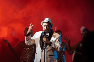 Vincent Barracato dédie une chanson à Frédéric François.
