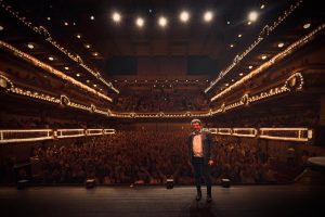 « Le médecin légiste le plus connu au monde qui remplit des salles plus vite que tous les artistes »