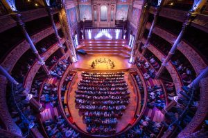 « Un orchestre et une salle de concert sont des lieux de partage, d’émotion et de transmission »